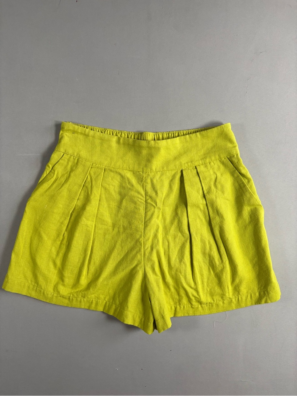 Abercrombie & Fitch Sloane High Waist Pleated Trouser Shorts Chartreuse, M - Picture 2 of 9